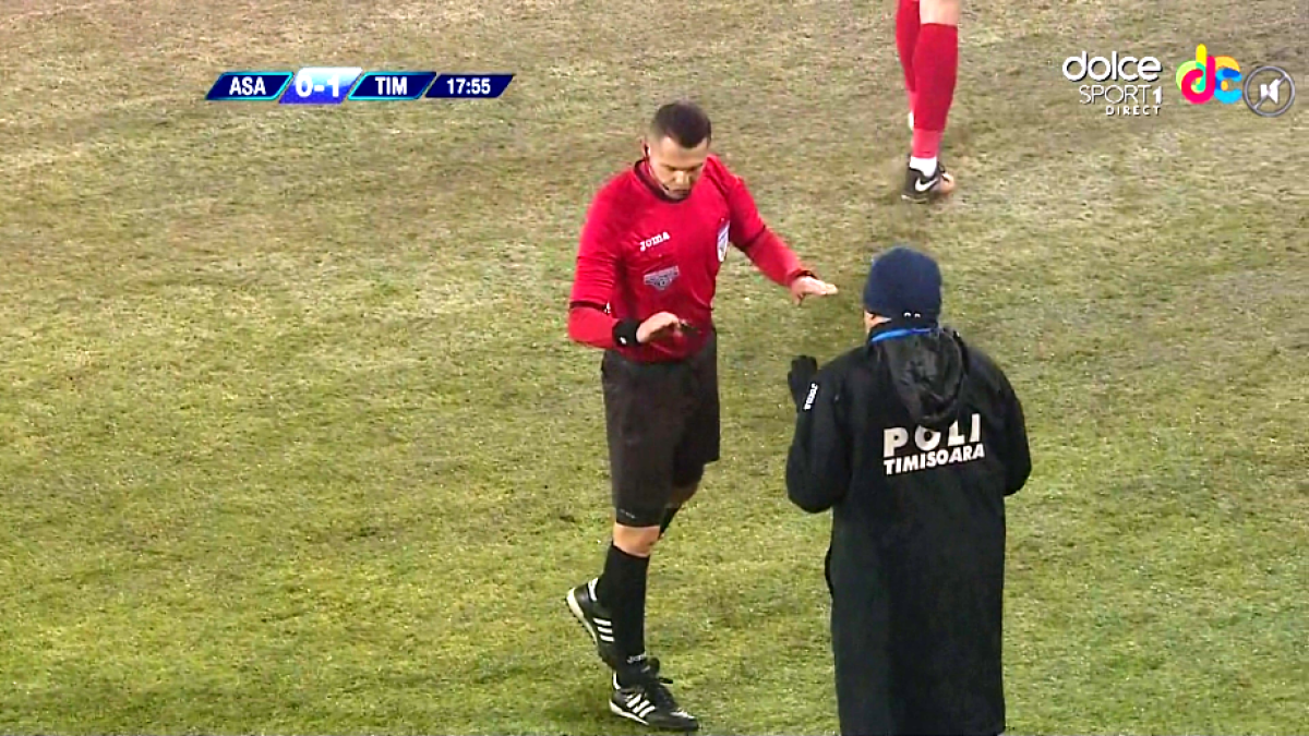 FOTO Meciul dintre ASA și Timișoara, aproape de a fi oprit » Arbitrul i-a chemat pe oficialii celor două echipe