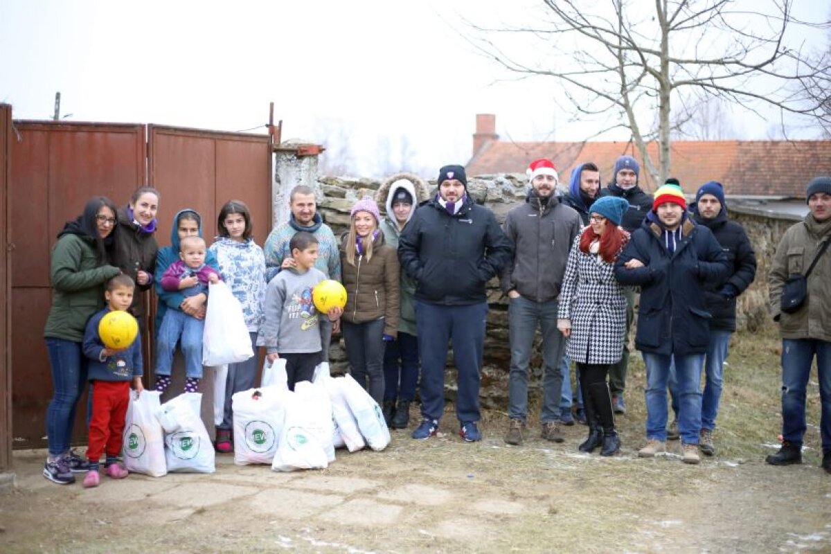 FOTO Suporterii timișoreni și-au intrat în rolul de ”Moș Crăciun”