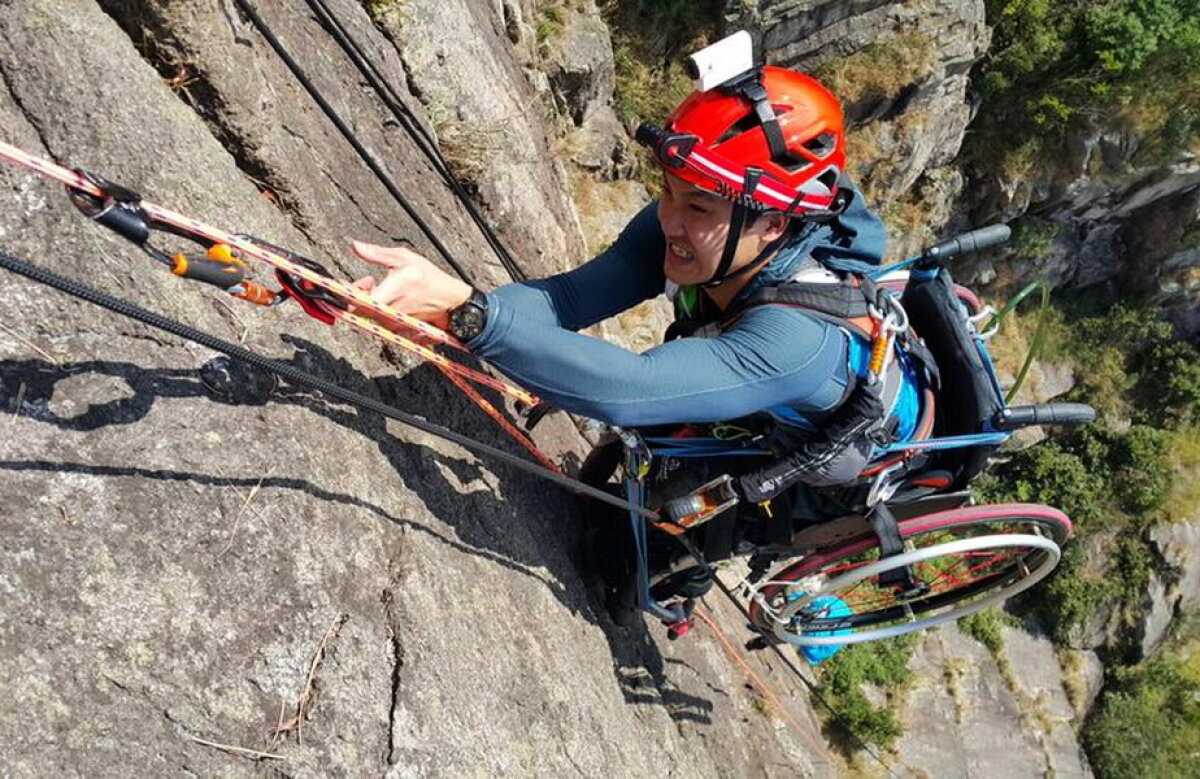 FOTO » A escaladat o stâncă de 500 de metri în scaun cu rotile