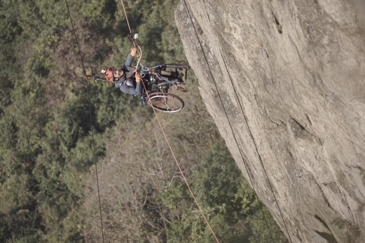 FOTO » A escaladat o stâncă de 500 de metri în scaun cu rotile