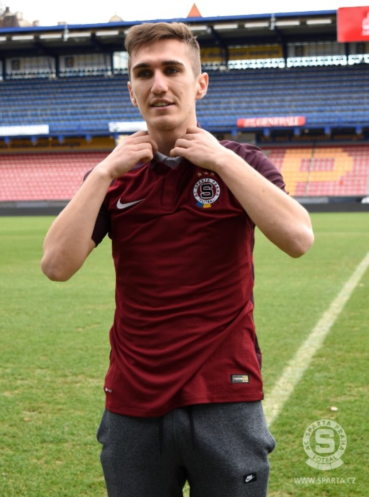 FOTO OFICIAL Vătăjelu a fost prezentat la Sparta » Cu ce mesaj l-a întâmpinat în vestiar un fost star al Europei: "Așa mi-a zis"