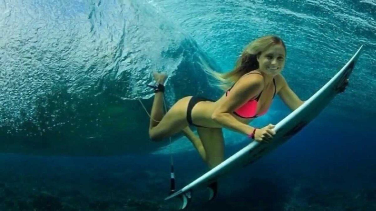 FOTO Secretul din Hawai » Alana Blanchard se dă bine cu placa: a învățat surf de la tatăl ei