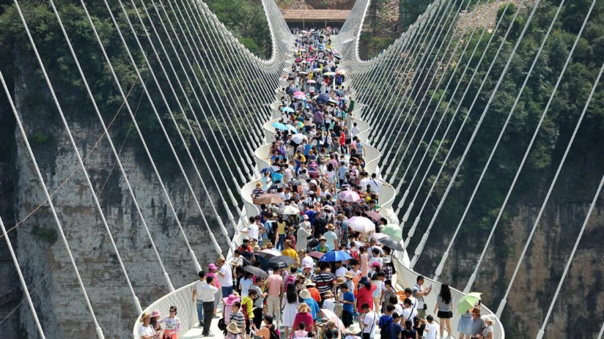 FOTO Copleșitor! Chinezii dau clasă lumii întregi: e incredibil ce au realizat deasupra unei prăpăstii