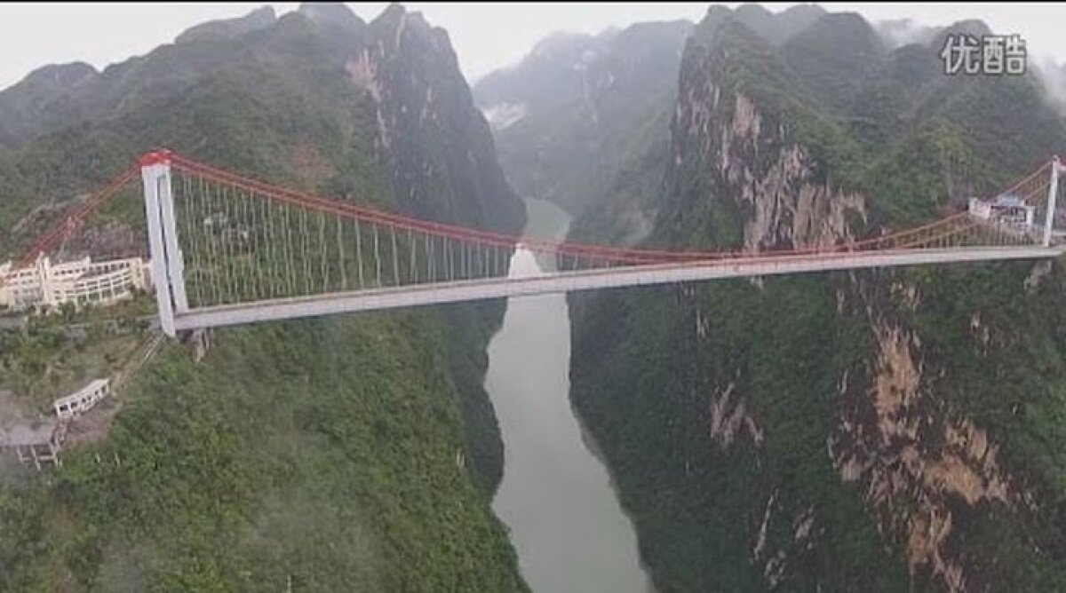 FOTO Copleșitor! Chinezii dau clasă lumii întregi: e incredibil ce au realizat deasupra unei prăpăstii
