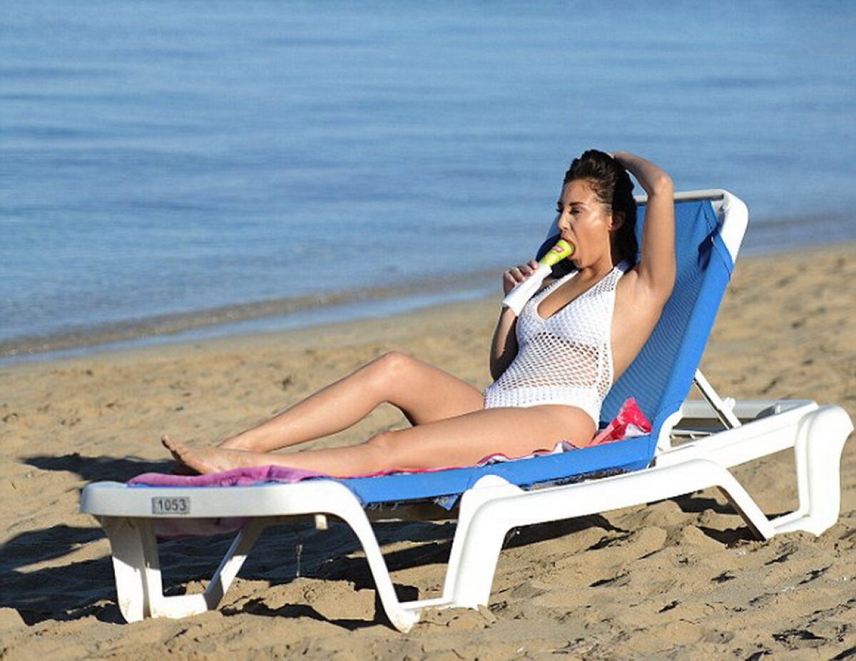 FOTO » Cadou pentru fani la sfârşit de an » Chloe Goodman şi-a expus formele superbe