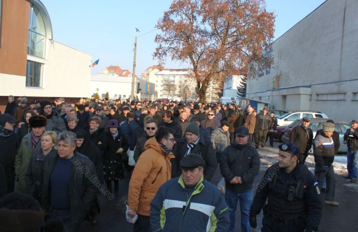 FOTO ȘI VIDEO 2.000 de oameni l-au condus pe ultimul drum pe Jean Pădureanu » Momente emoționante pe stadionul din Bistrița