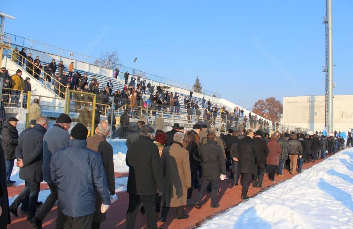 FOTO ȘI VIDEO 2.000 de oameni l-au condus pe ultimul drum pe Jean Pădureanu » Momente emoționante pe stadionul din Bistrița
