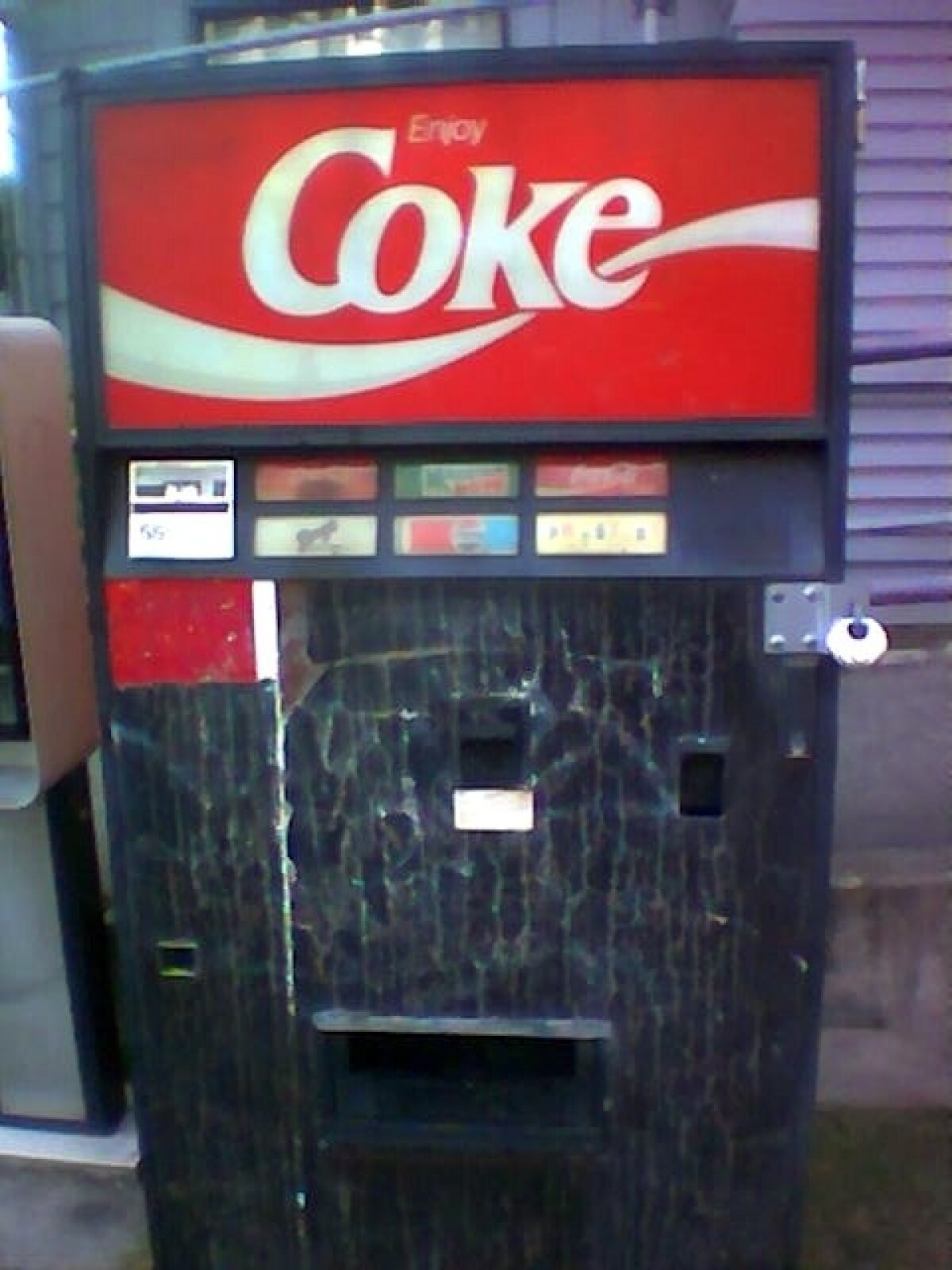 Un automat de băuturi răcoritoare uitat și un buton misterios: ce se întămplă dacă bagi bani și apeși pe el