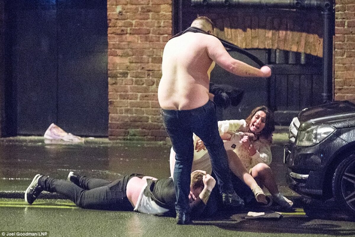 FOTO Imaginile depravării: britanicii au făcut măcel pe străzile Angliei în noaptea de revelion