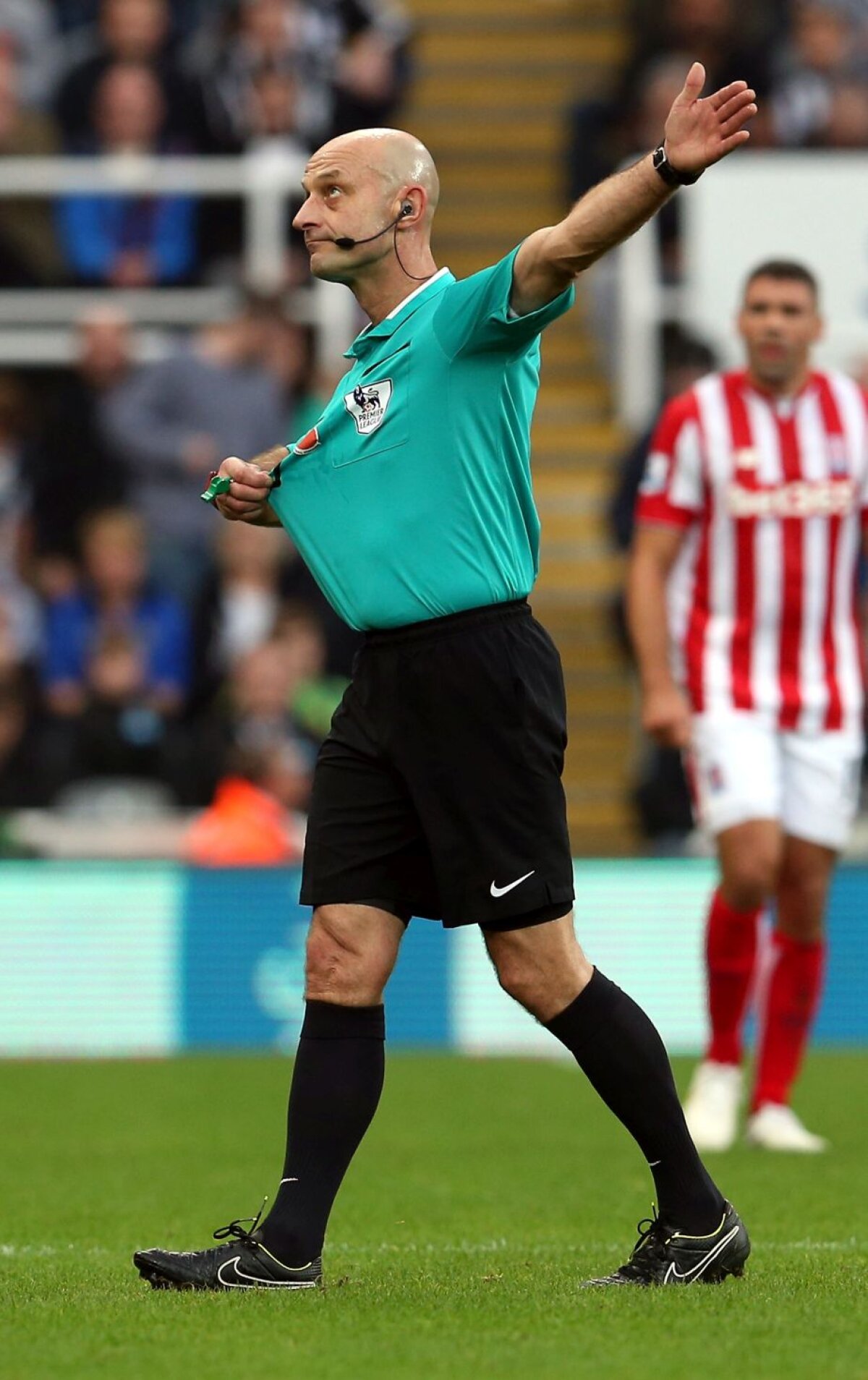 "Bunicii" fluieră fals » Cinci arbitri de peste 48 de ani, doi trecuți de 51, sunt "centrali" în Premier League. În vârstă, supraponderali și gafând în serie