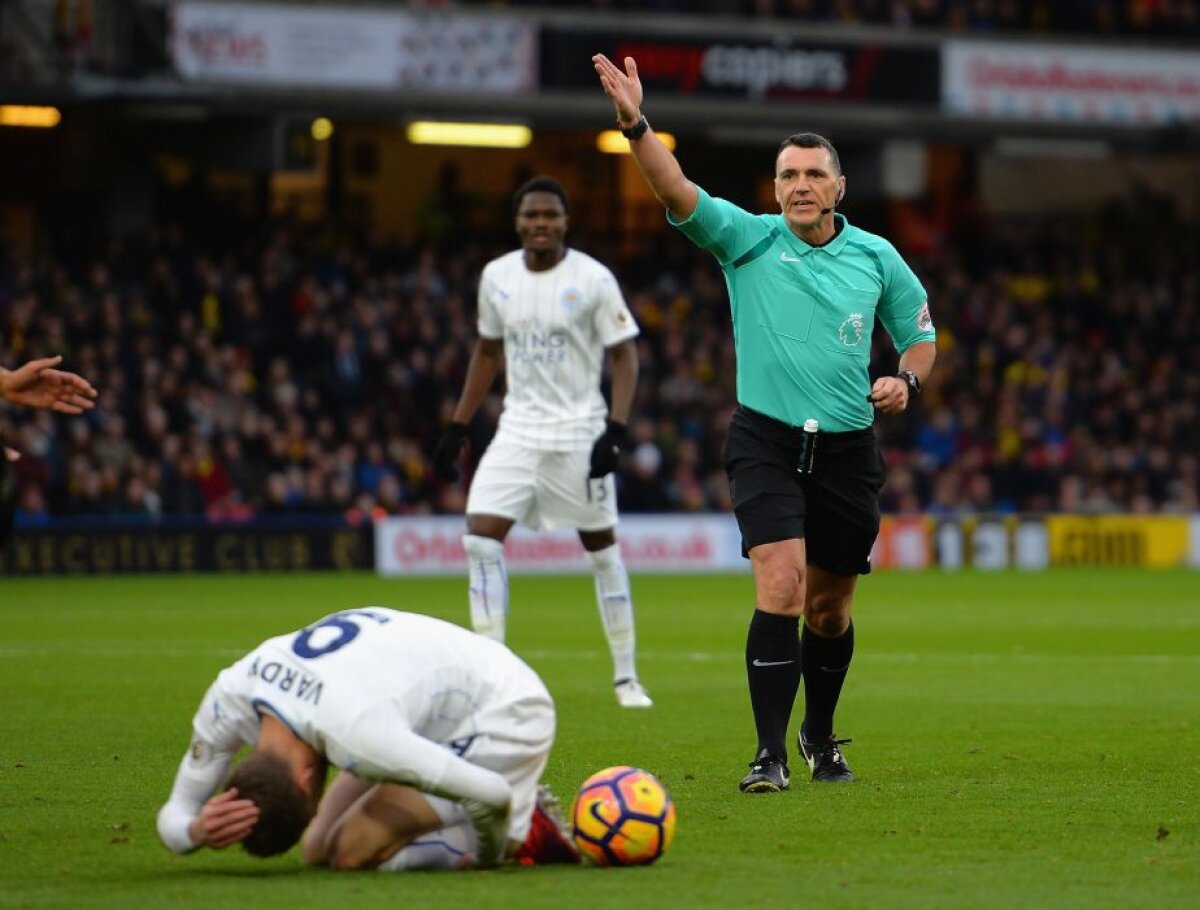 "Bunicii" fluieră fals » Cinci arbitri de peste 48 de ani, doi trecuți de 51, sunt "centrali" în Premier League. În vârstă, supraponderali și gafând în serie