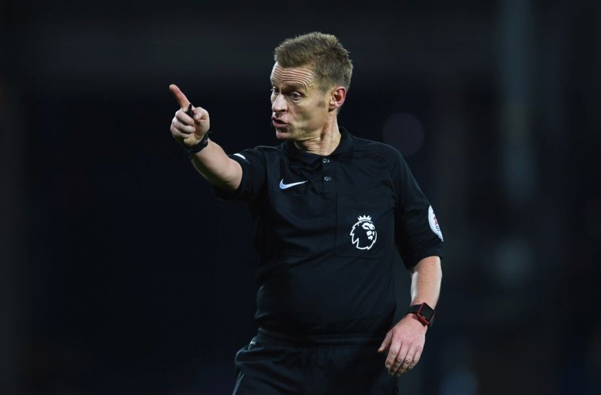 "Bunicii" fluieră fals » Cinci arbitri de peste 48 de ani, doi trecuți de 51, sunt "centrali" în Premier League. În vârstă, supraponderali și gafând în serie