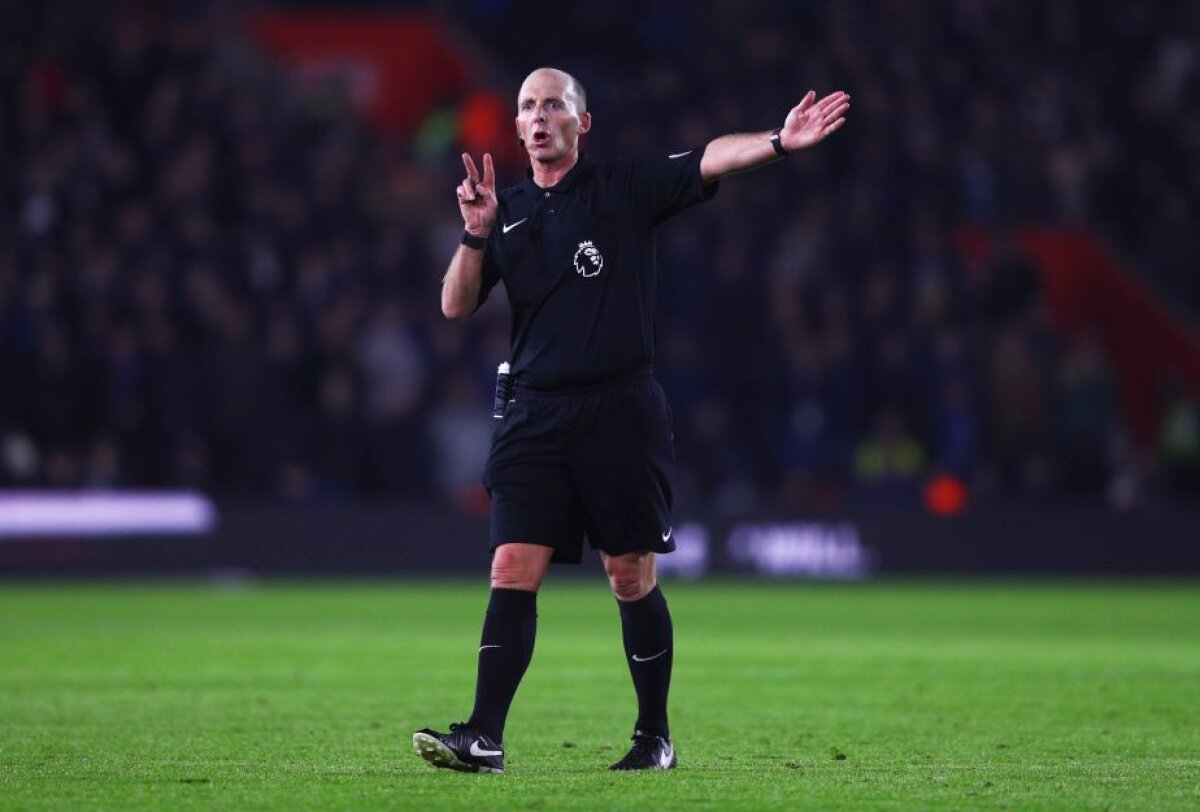 "Bunicii" fluieră fals » Cinci arbitri de peste 48 de ani, doi trecuți de 51, sunt "centrali" în Premier League. În vârstă, supraponderali și gafând în serie