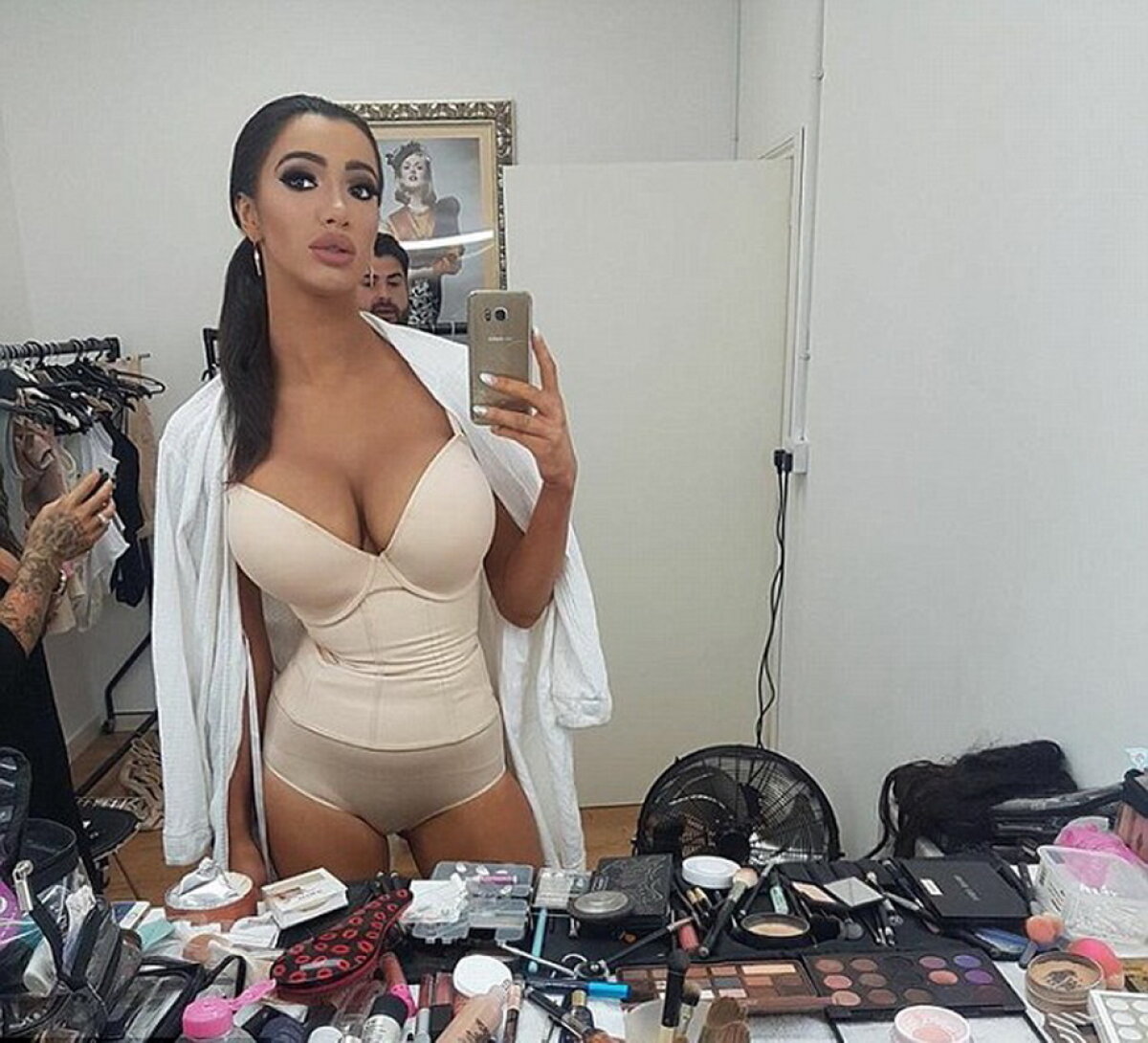 FOTO » Început de an cu decolteu fabulos! Chloe Khan face furori