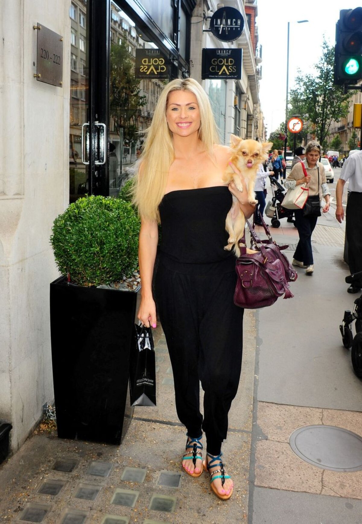 FOTO N-ai cum să nu dai big like! Ea e noua senzație de pe Facebook: are 36 de ani și e vedetă de televiziune