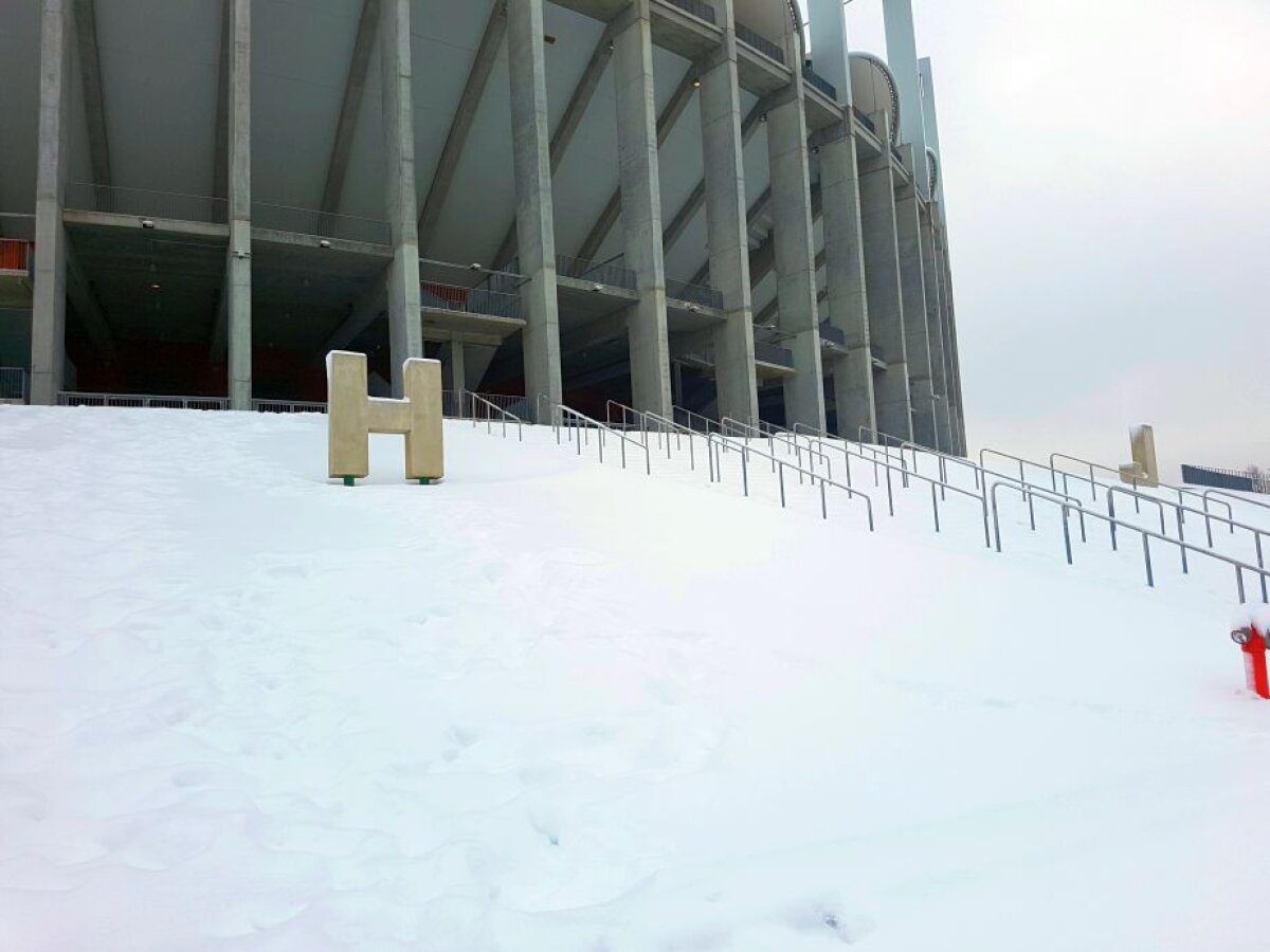 EXCLUSIV VIDEO+FOTO "Sunt copii. Cu multe sănii, De pe coastă vin ţipând" :D » Arena Națională, ca-n "Iarna pe uliță": cel mai scump stadion al țării a devenit pârtie de săniuș! Imagini antologice surprinse azi pe arenele din Capitală