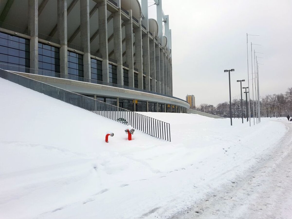 EXCLUSIV VIDEO+FOTO "Sunt copii. Cu multe sănii, De pe coastă vin ţipând" :D » Arena Națională, ca-n "Iarna pe uliță": cel mai scump stadion al țării a devenit pârtie de săniuș! Imagini antologice surprinse azi pe arenele din Capitală