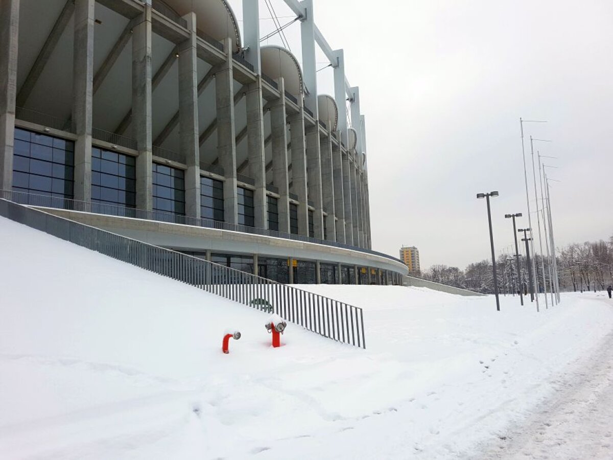 EXCLUSIV VIDEO+FOTO "Sunt copii. Cu multe sănii, De pe coastă vin ţipând" :D » Arena Națională, ca-n "Iarna pe uliță": cel mai scump stadion al țării a devenit pârtie de săniuș! Imagini antologice surprinse azi pe arenele din Capitală