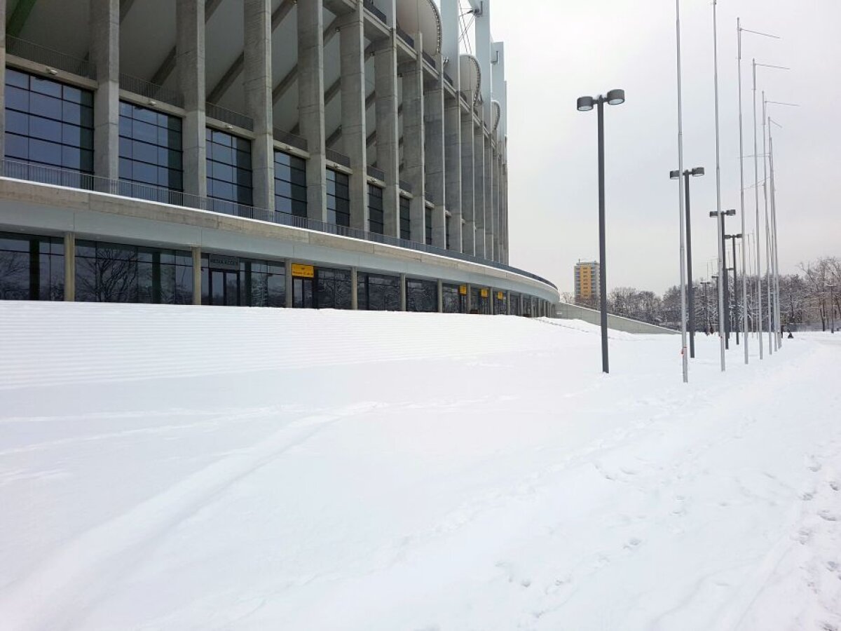 EXCLUSIV VIDEO+FOTO "Sunt copii. Cu multe sănii, De pe coastă vin ţipând" :D » Arena Națională, ca-n "Iarna pe uliță": cel mai scump stadion al țării a devenit pârtie de săniuș! Imagini antologice surprinse azi pe arenele din Capitală