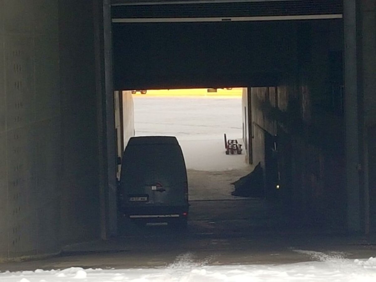 EXCLUSIV VIDEO+FOTO "Sunt copii. Cu multe sănii, De pe coastă vin ţipând" :D » Arena Națională, ca-n "Iarna pe uliță": cel mai scump stadion al țării a devenit pârtie de săniuș! Imagini antologice surprinse azi pe arenele din Capitală