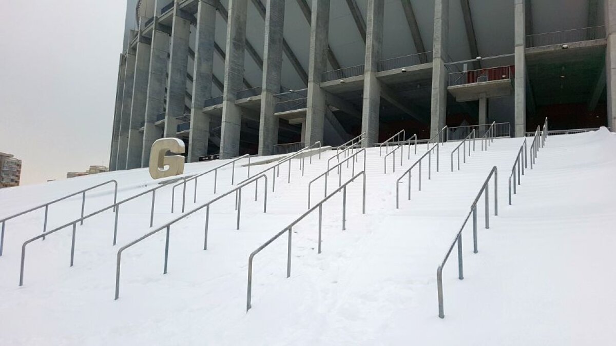 EXCLUSIV VIDEO+FOTO "Sunt copii. Cu multe sănii, De pe coastă vin ţipând" :D » Arena Națională, ca-n "Iarna pe uliță": cel mai scump stadion al țării a devenit pârtie de săniuș! Imagini antologice surprinse azi pe arenele din Capitală