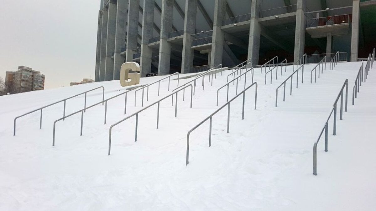 EXCLUSIV VIDEO+FOTO "Sunt copii. Cu multe sănii, De pe coastă vin ţipând" :D » Arena Națională, ca-n "Iarna pe uliță": cel mai scump stadion al țării a devenit pârtie de săniuș! Imagini antologice surprinse azi pe arenele din Capitală