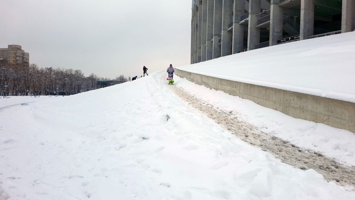 EXCLUSIV VIDEO+FOTO "Sunt copii. Cu multe sănii, De pe coastă vin ţipând" :D » Arena Națională, ca-n "Iarna pe uliță": cel mai scump stadion al țării a devenit pârtie de săniuș! Imagini antologice surprinse azi pe arenele din Capitală