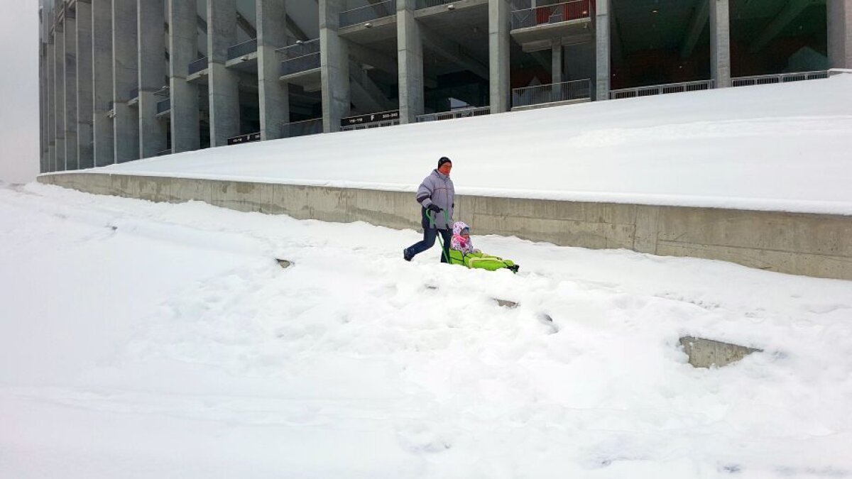 EXCLUSIV VIDEO+FOTO "Sunt copii. Cu multe sănii, De pe coastă vin ţipând" :D » Arena Națională, ca-n "Iarna pe uliță": cel mai scump stadion al țării a devenit pârtie de săniuș! Imagini antologice surprinse azi pe arenele din Capitală