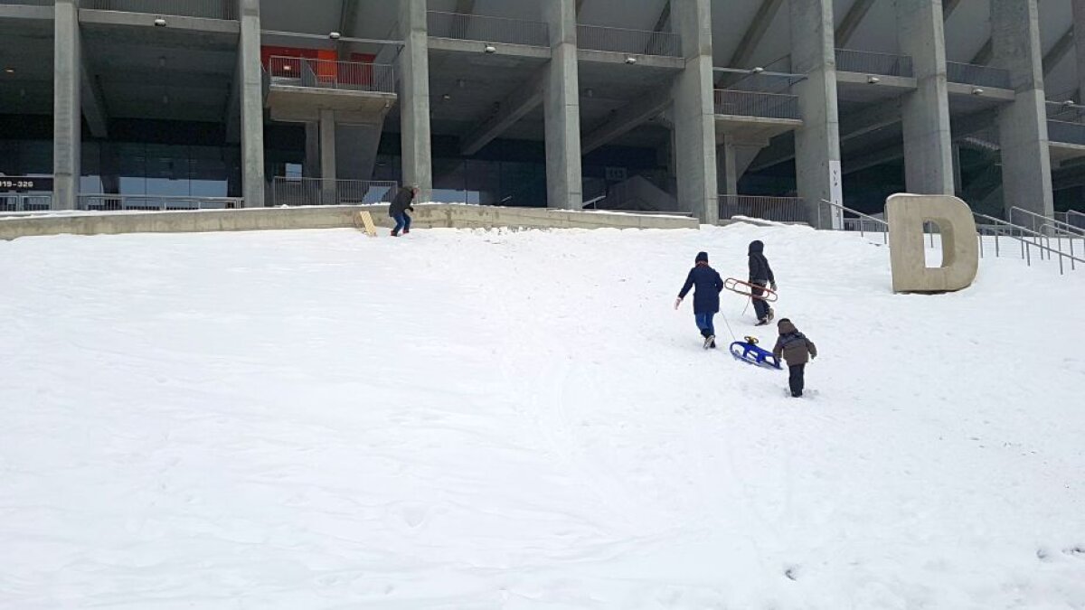 EXCLUSIV VIDEO+FOTO "Sunt copii. Cu multe sănii, De pe coastă vin ţipând" :D » Arena Națională, ca-n "Iarna pe uliță": cel mai scump stadion al țării a devenit pârtie de săniuș! Imagini antologice surprinse azi pe arenele din Capitală