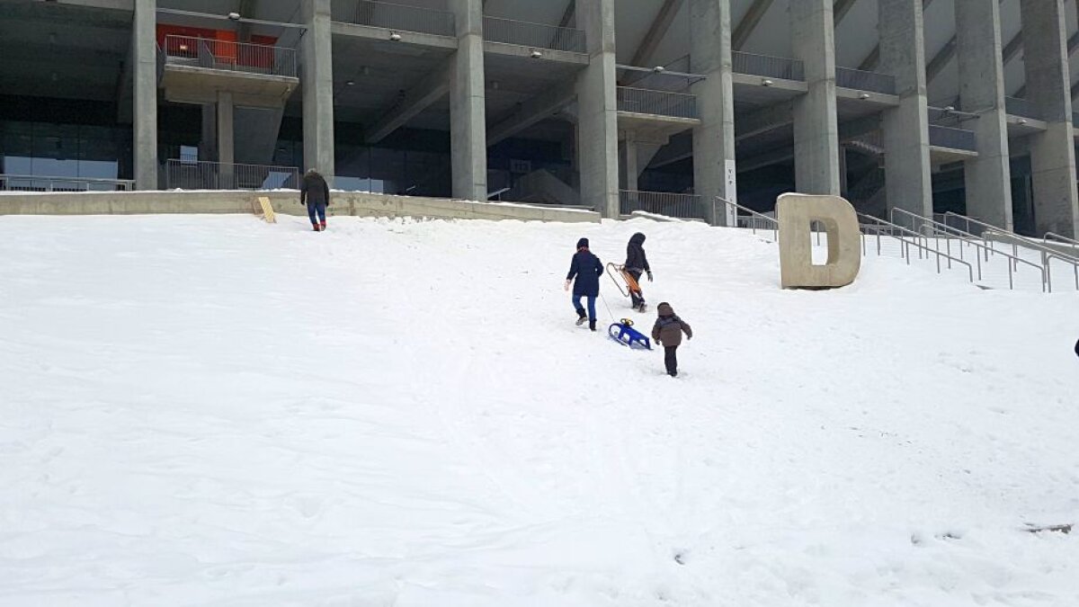 EXCLUSIV VIDEO+FOTO "Sunt copii. Cu multe sănii, De pe coastă vin ţipând" :D » Arena Națională, ca-n "Iarna pe uliță": cel mai scump stadion al țării a devenit pârtie de săniuș! Imagini antologice surprinse azi pe arenele din Capitală