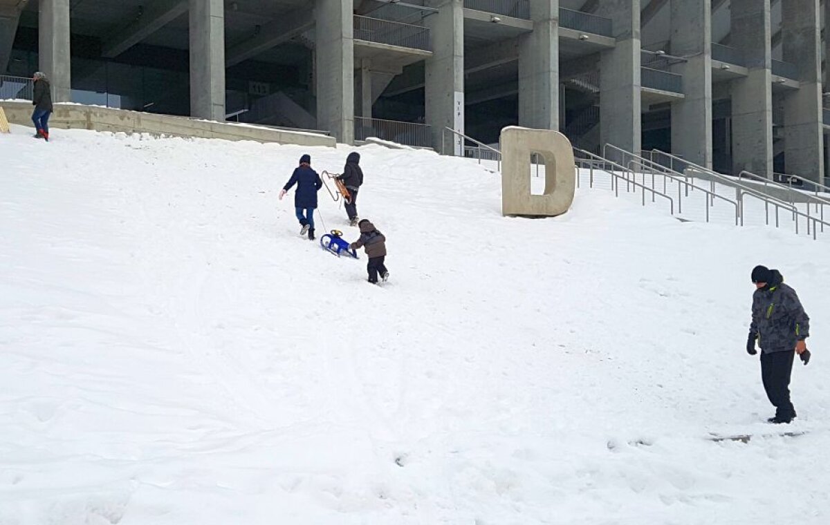 EXCLUSIV VIDEO+FOTO "Sunt copii. Cu multe sănii, De pe coastă vin ţipând" :D » Arena Națională, ca-n "Iarna pe uliță": cel mai scump stadion al țării a devenit pârtie de săniuș! Imagini antologice surprinse azi pe arenele din Capitală