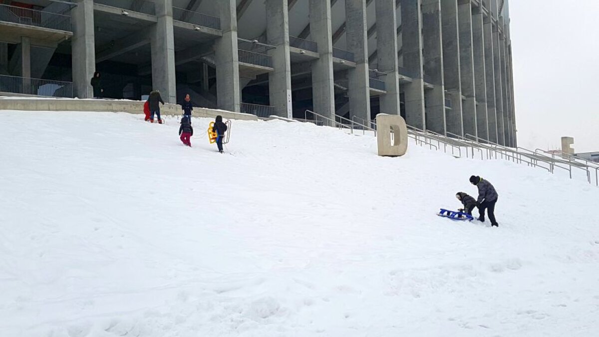 EXCLUSIV VIDEO+FOTO "Sunt copii. Cu multe sănii, De pe coastă vin ţipând" :D » Arena Națională, ca-n "Iarna pe uliță": cel mai scump stadion al țării a devenit pârtie de săniuș! Imagini antologice surprinse azi pe arenele din Capitală
