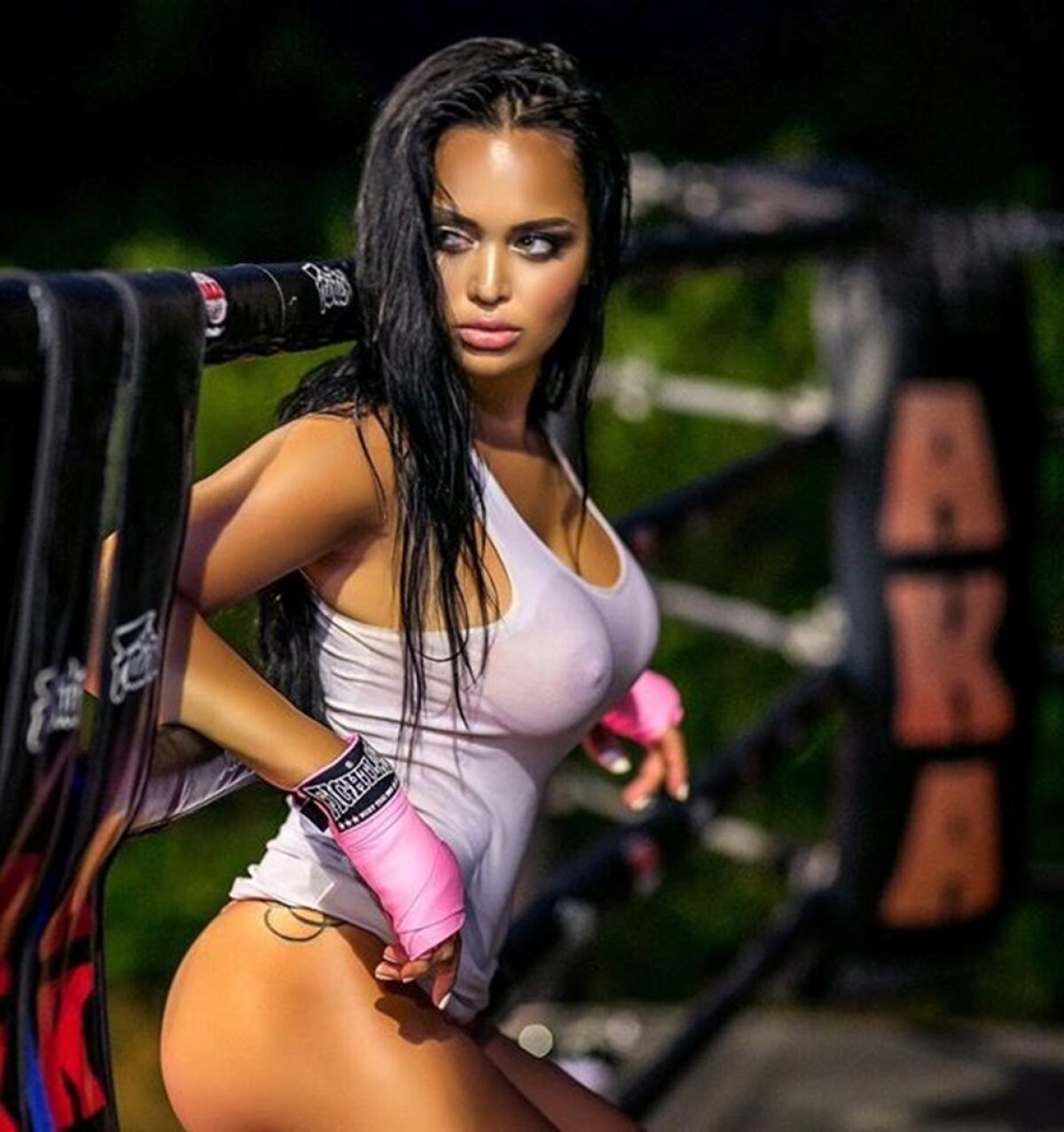 FOTO Fata lui Drogba: o fană a jucătorului ivorian face senzație pe Instagram