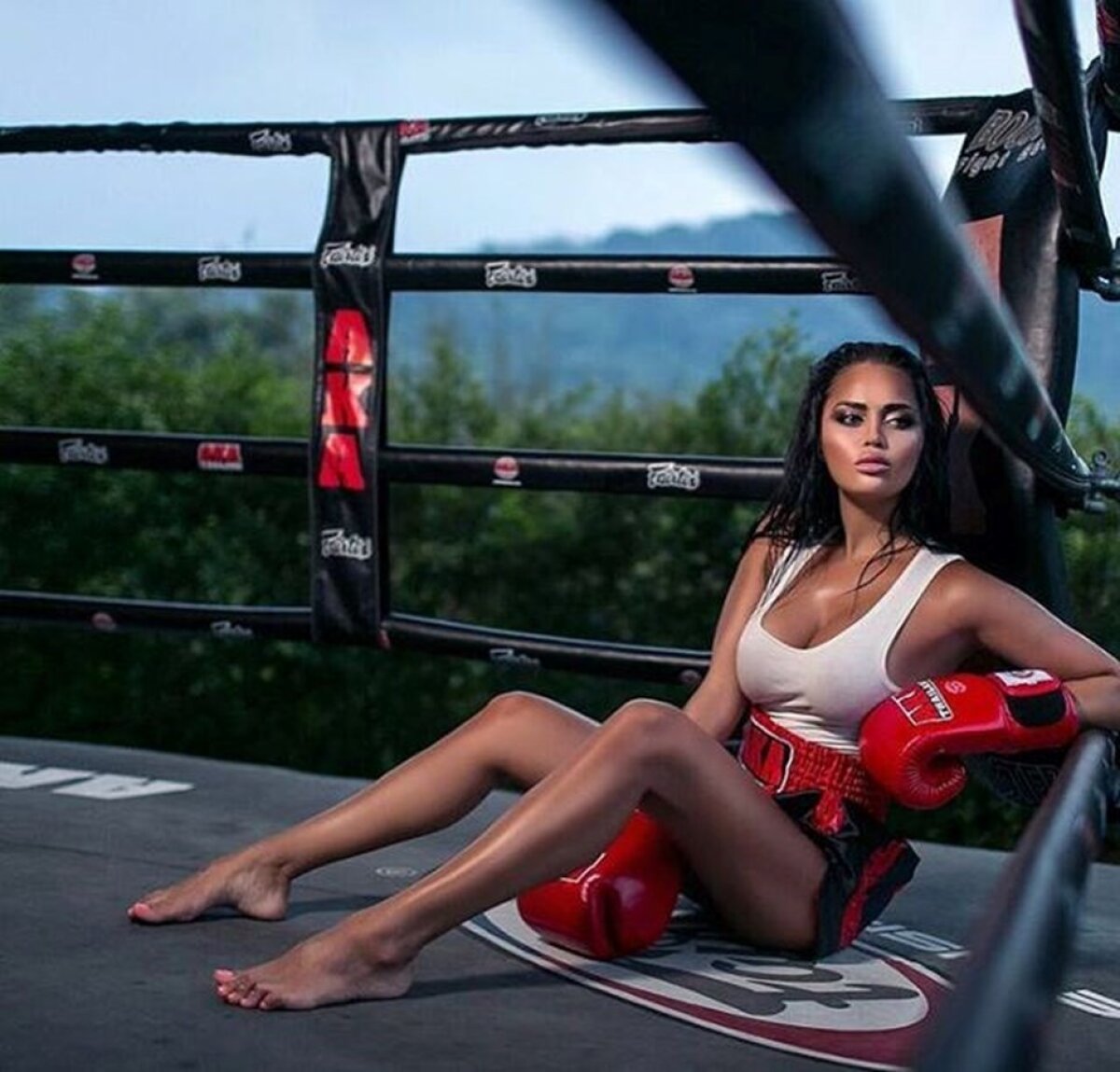 FOTO Fata lui Drogba: o fană a jucătorului ivorian face senzație pe Instagram