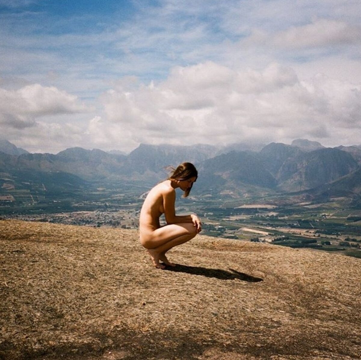 FOTO Își face singură fotografii nud pentru a atrage atenția asupra sărăciei