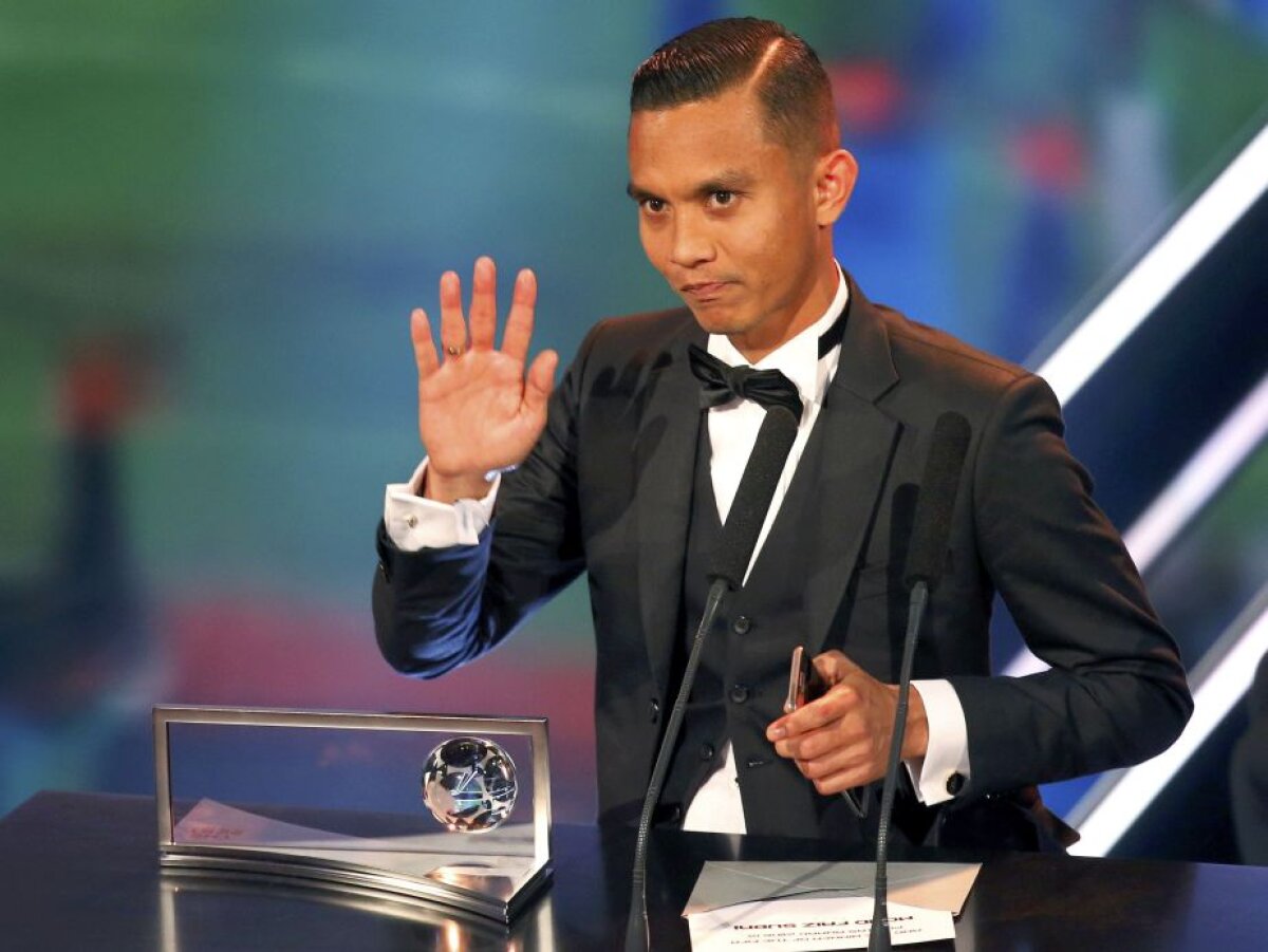 VIDEO Moment amuzant la gala FIFA » Câștigătorul premiului pentru cel mai frumos gol a făcut toată sala să râdă căutându-și discursul :)