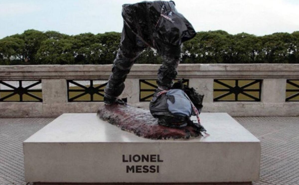 FOTO În noaptea în care Ronaldo era desemnat "The Best", Messi avea de suferit » Statuia sa din Argentina a fost distrusă