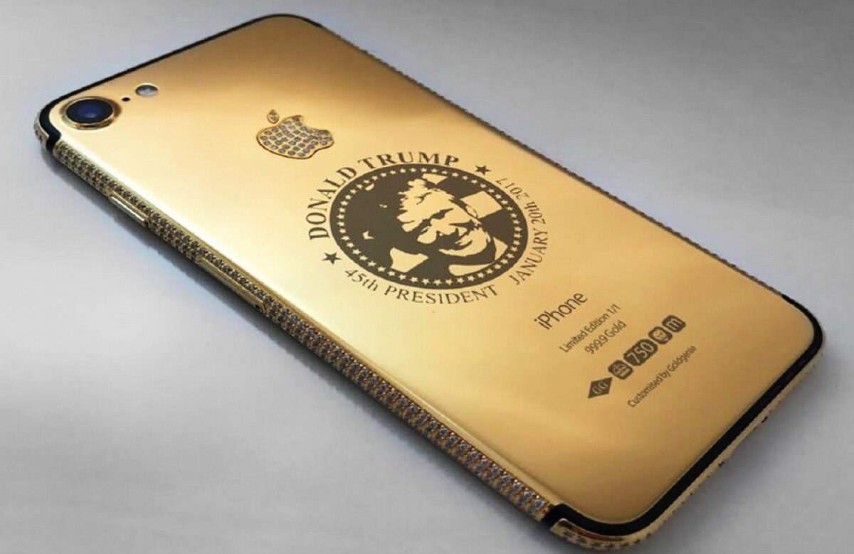 A apărut telefonul îmbrăcat în aur cu chipul lui Donald Trump