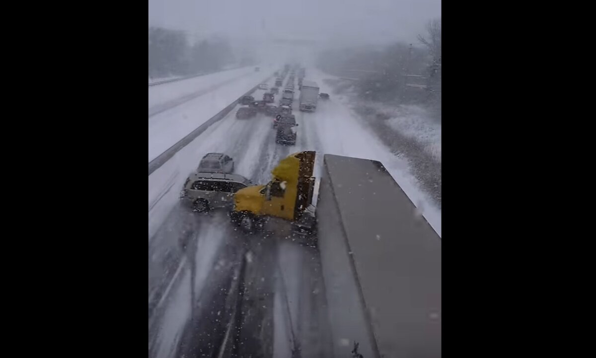 VIDEO » Carambol uriaș din cauza zăpezii: aproape 100 de mașini s-au ciocnit după ce un camion a derapat