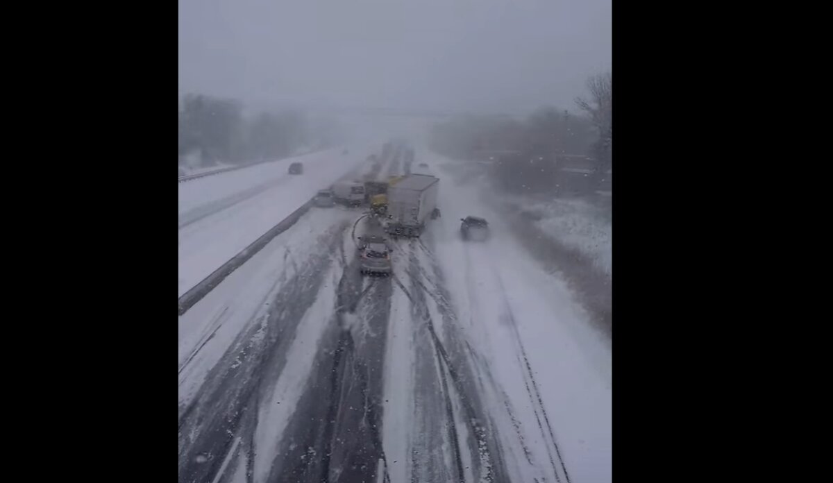 VIDEO » Carambol uriaș din cauza zăpezii: aproape 100 de mașini s-au ciocnit după ce un camion a derapat
