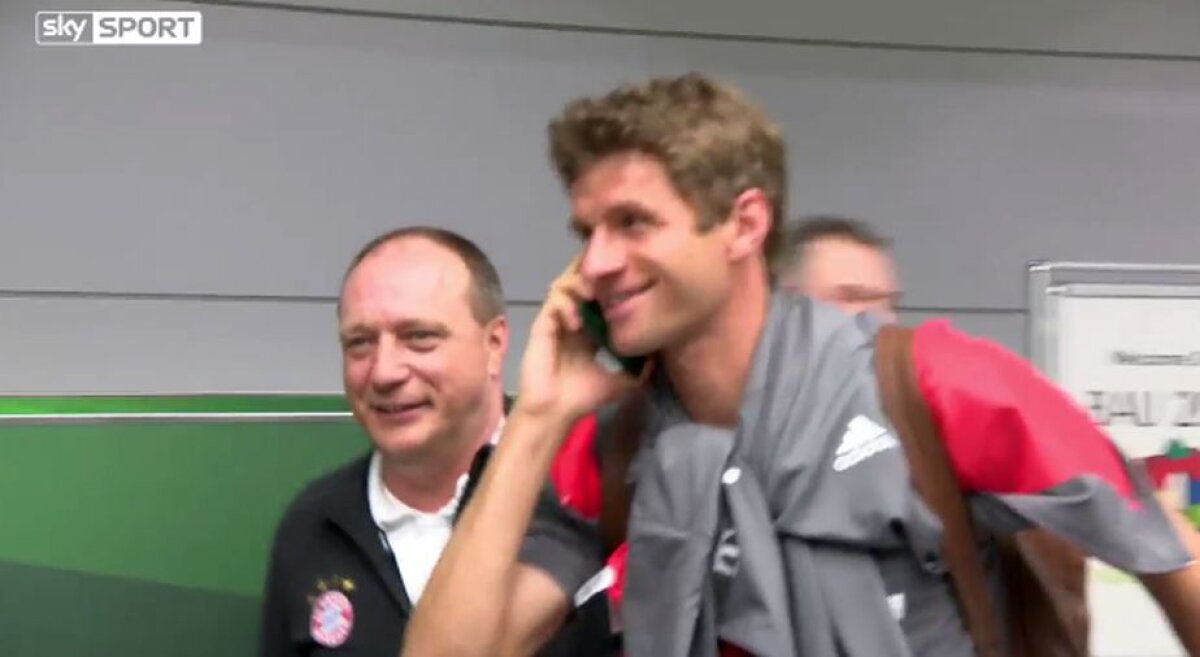 VIDEO Ce e în neregulă cu aceste imagini? » Zuluf al nemților: Muller s-a făcut de râs după ce a încercat să dribleze întâlnirea cu presa!