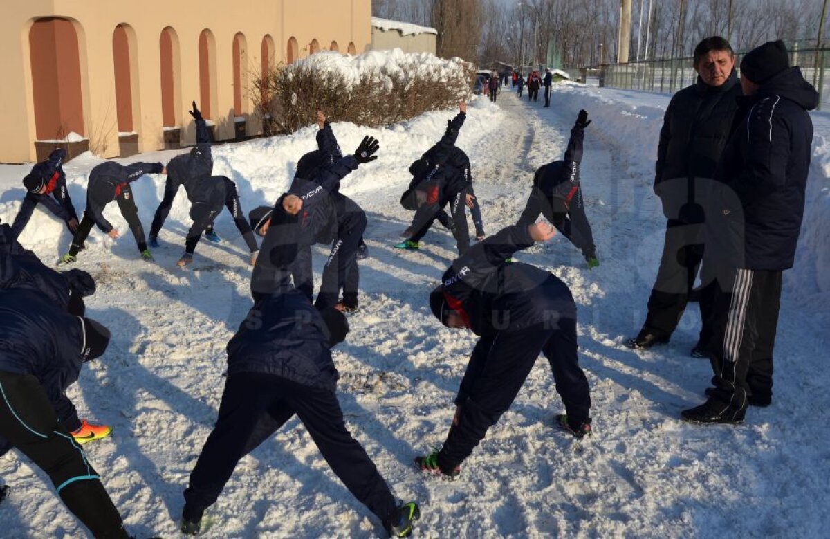 EXCLUSIV // GALERIE FOTO Armata a reînființat echipa de fotbal! CSA Steaua renaște în zăpadă: reportaj GSP de la antrenamentul supervizat de Lăcătuș. "Suntem ca Nottingham Forest"