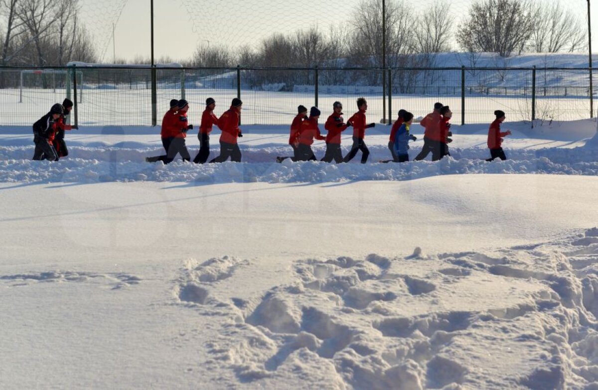 EXCLUSIV // GALERIE FOTO Armata a reînființat echipa de fotbal! CSA Steaua renaște în zăpadă: reportaj GSP de la antrenamentul supervizat de Lăcătuș. "Suntem ca Nottingham Forest"