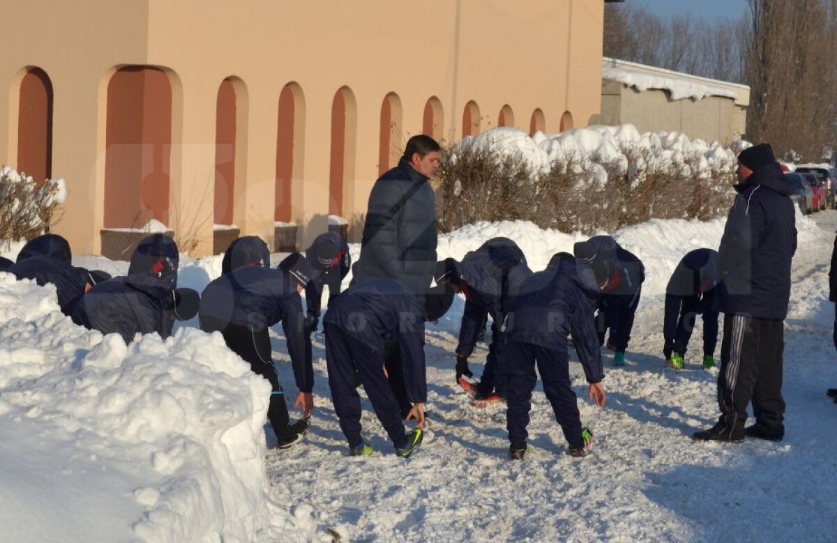 EXCLUSIV // GALERIE FOTO Armata a reînființat echipa de fotbal! CSA Steaua renaște în zăpadă: reportaj GSP de la antrenamentul supervizat de Lăcătuș. "Suntem ca Nottingham Forest"