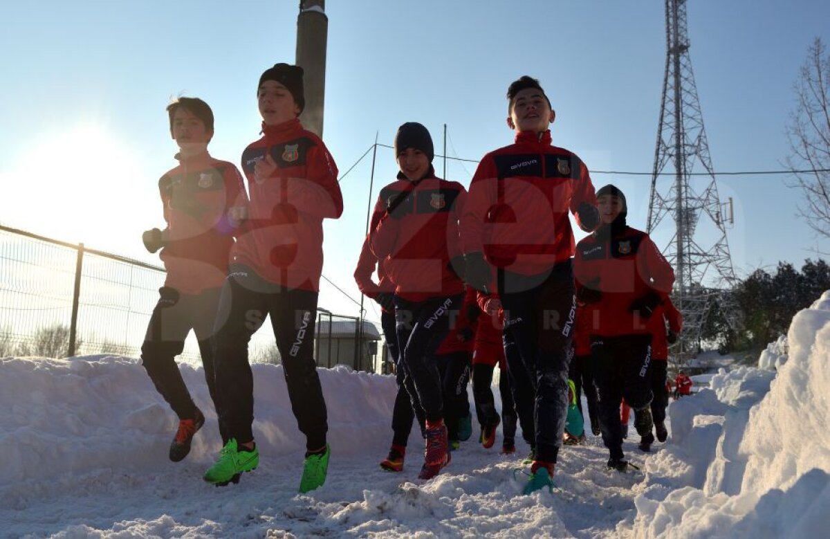 EXCLUSIV // GALERIE FOTO Armata a reînființat echipa de fotbal! CSA Steaua renaște în zăpadă: reportaj GSP de la antrenamentul supervizat de Lăcătuș. "Suntem ca Nottingham Forest"