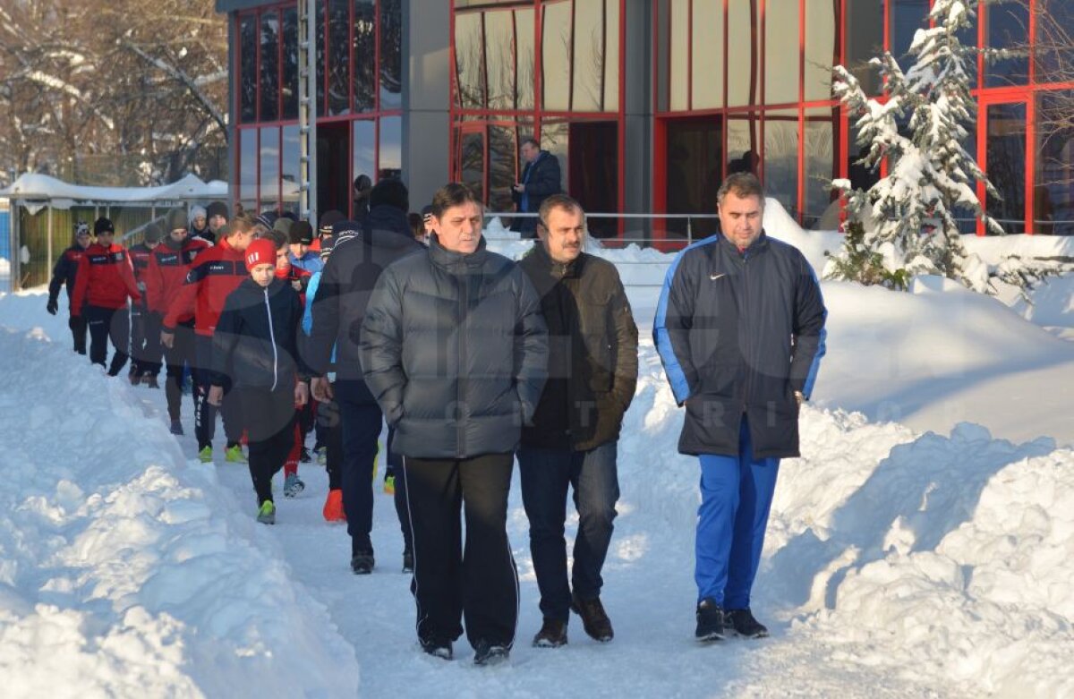 EXCLUSIV // GALERIE FOTO Armata a reînființat echipa de fotbal! CSA Steaua renaște în zăpadă: reportaj GSP de la antrenamentul supervizat de Lăcătuș. "Suntem ca Nottingham Forest"