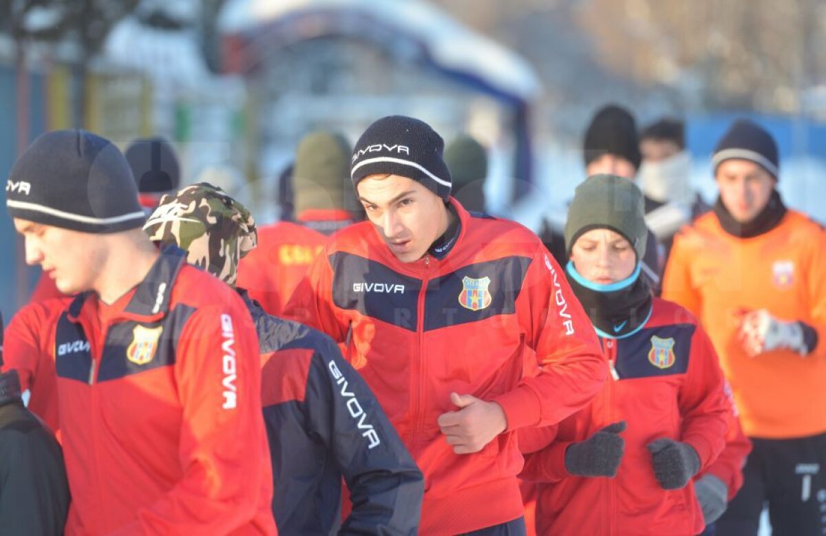 EXCLUSIV // GALERIE FOTO Armata a reînființat echipa de fotbal! CSA Steaua renaște în zăpadă: reportaj GSP de la antrenamentul supervizat de Lăcătuș. "Suntem ca Nottingham Forest"