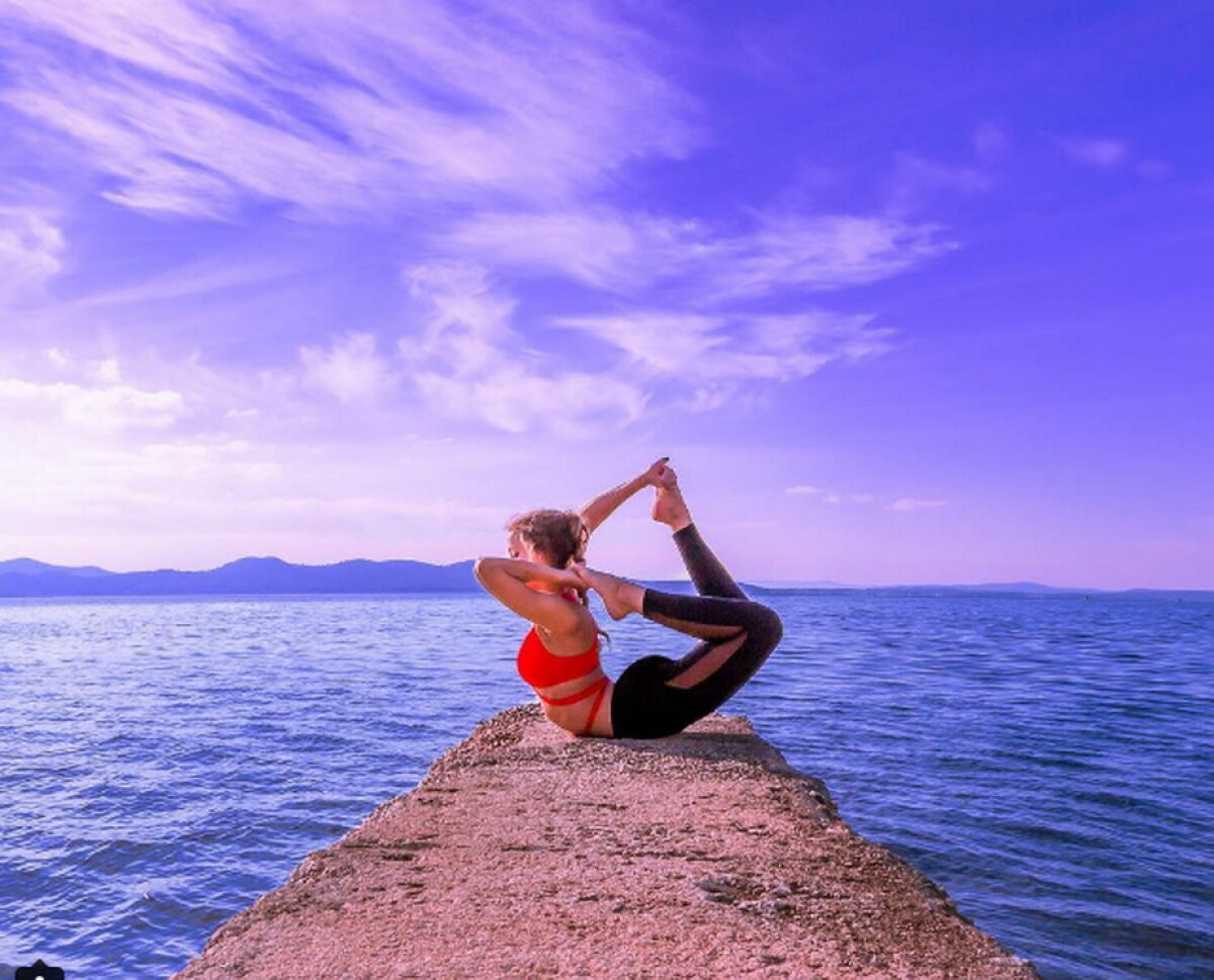 FOTO » Ea este cel mai sexy pilot din lume! În timpul liber face yoga