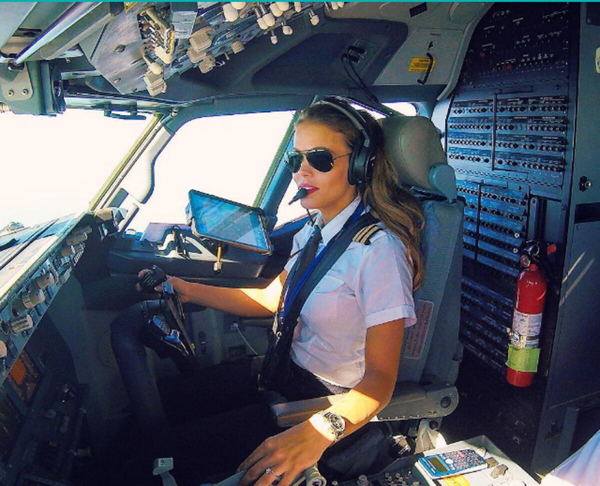 FOTO » Ea este cel mai sexy pilot din lume! În timpul liber face yoga