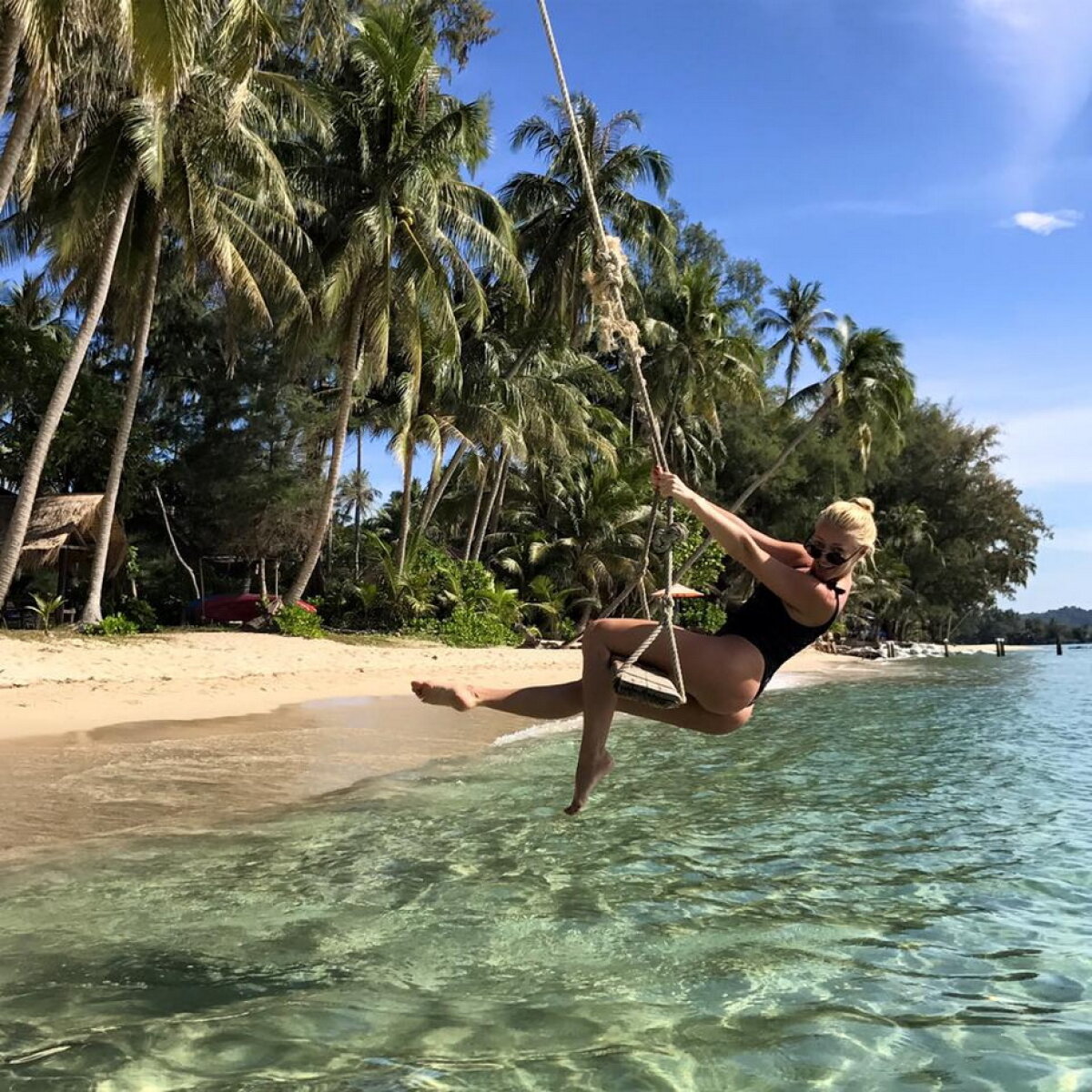 FOTO Delia a plecat în vacanță și postează imagini super sexy din paradis